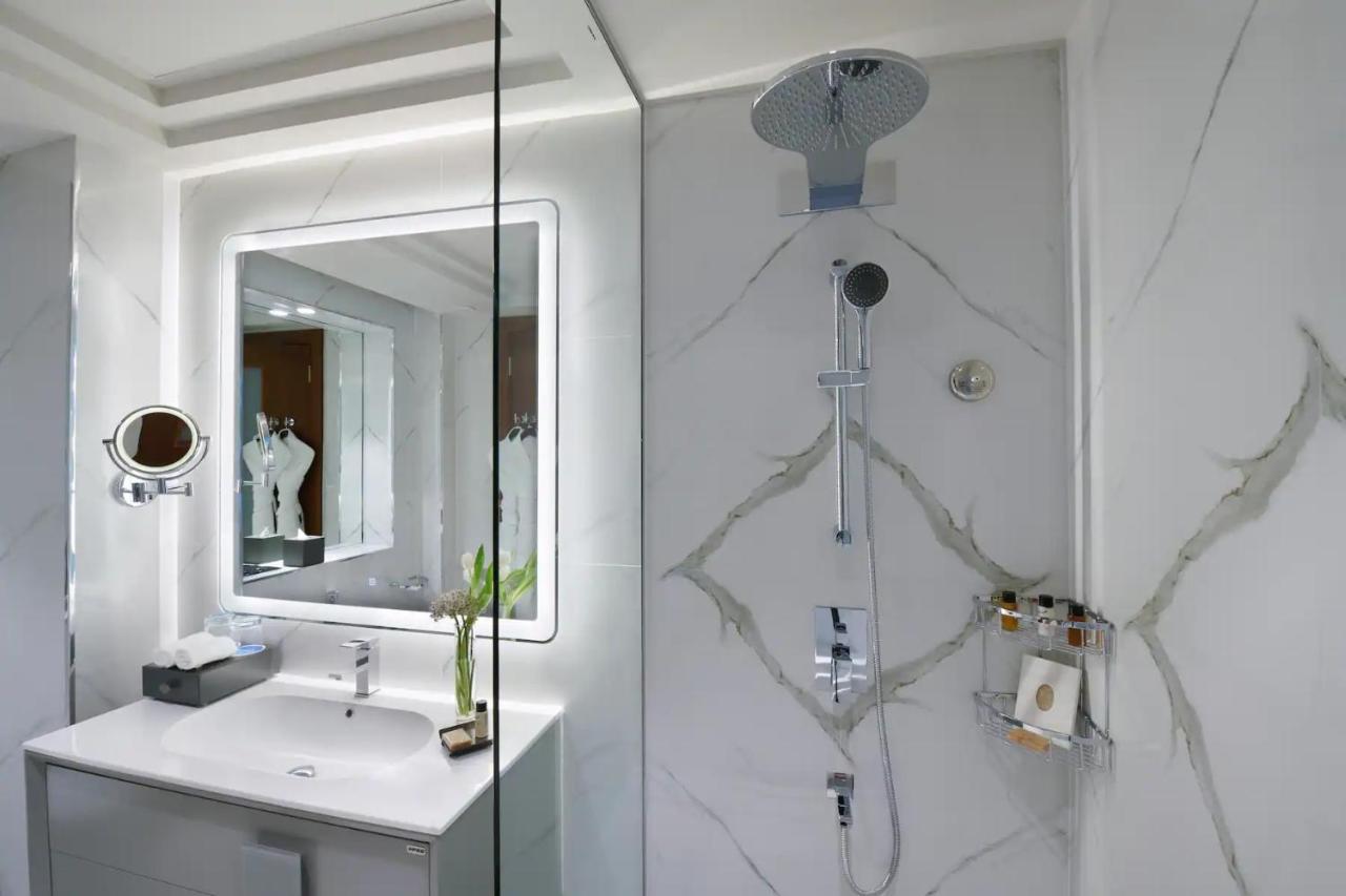Wyndham Grand Doha West Bay Beach Exterior foto Bathroom