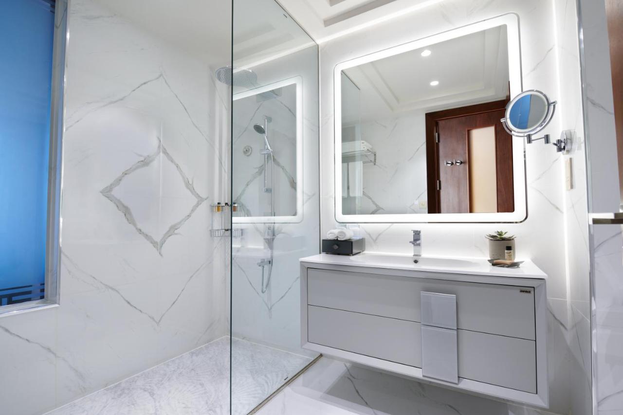 Wyndham Grand Doha West Bay Beach Exterior foto Bathroom