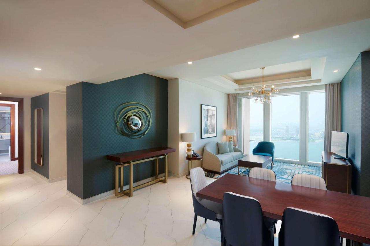 Wyndham Grand Doha West Bay Beach Exterior foto A suite at the hotel