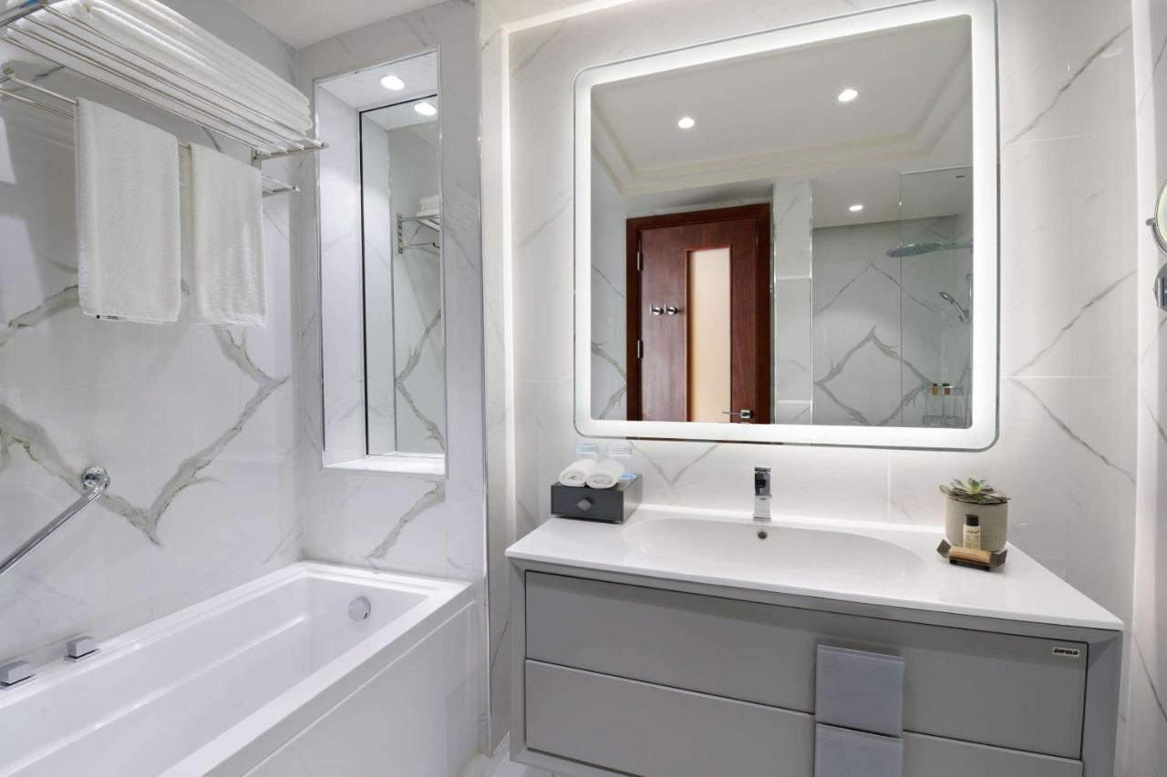 Wyndham Grand Doha West Bay Beach Exterior foto Bathroom