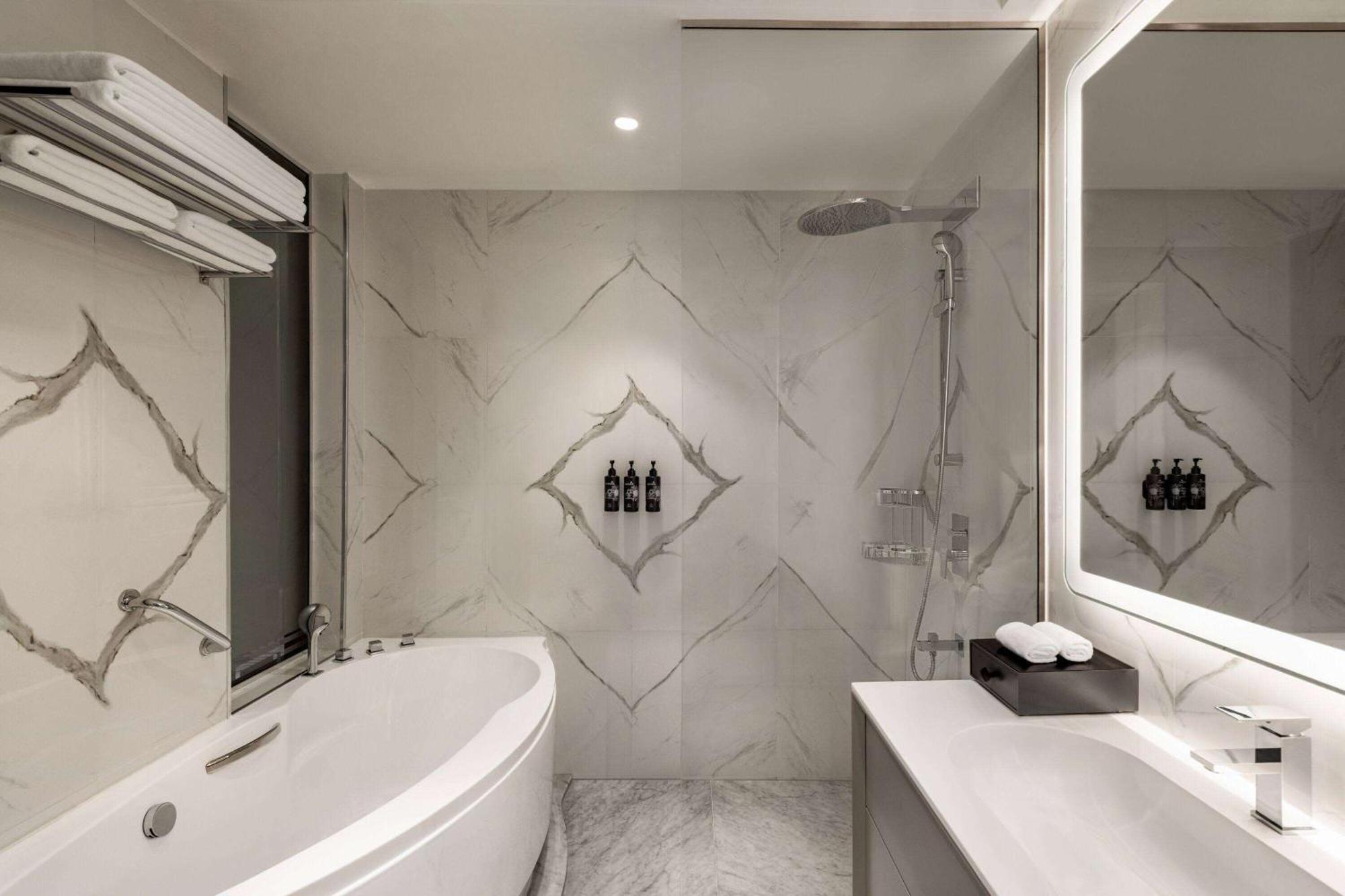Wyndham Grand Doha West Bay Beach Exterior foto Bathroom